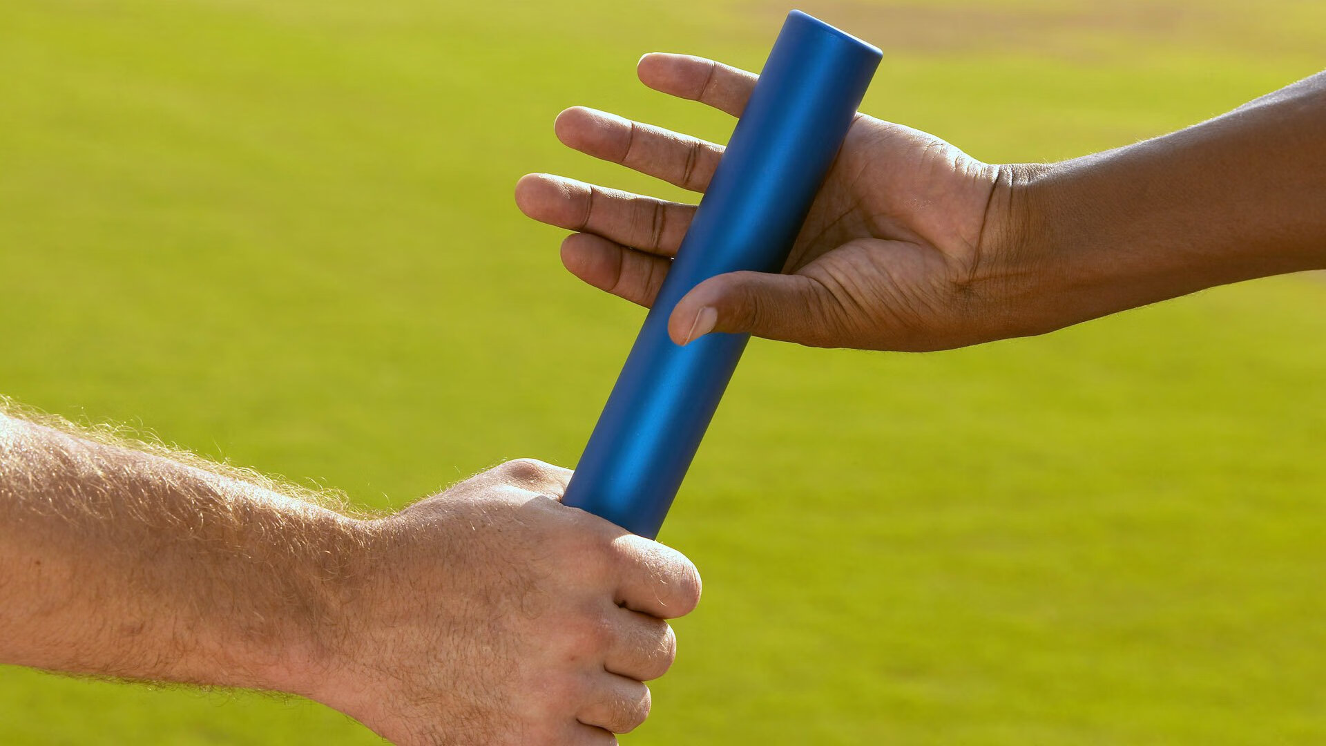 青年游泳选手崭露头角，青年游泳池